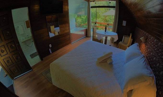 Santo Antonio do Pinhal Ski Chalet | DeLuxe Hydro Deck Chalet