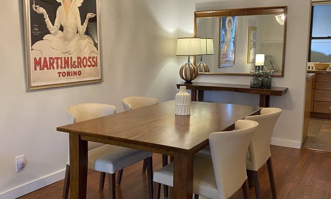 Roscoe Village Bed & Breakfast | Deluxe Chicago 2 Bedroom Private Condo. Amazing Deal 1.5 mi from Wrigley!