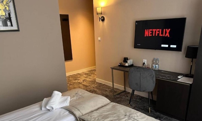 Wesoła Zachod Apartment | Deluxe Double Room Twin 2