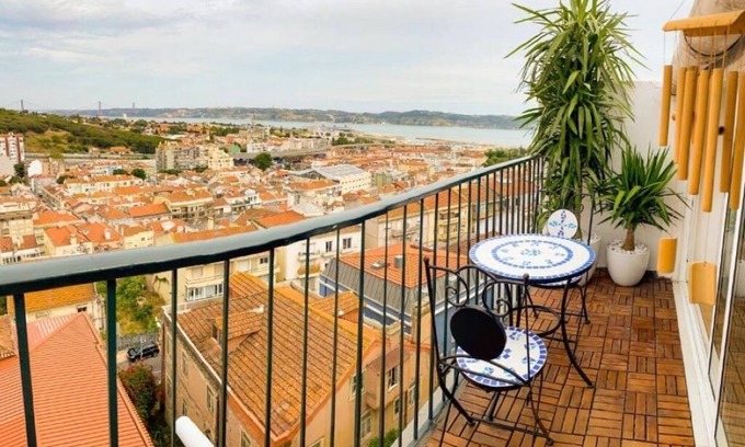 Alges Apartment | Deluxe Double Room with Balcony and sublime View of the Tagus