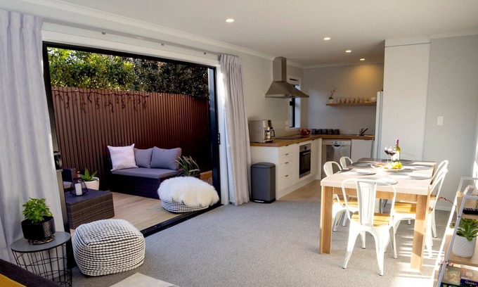 Hamilton North House | Deluxe, Modern Townhouse In Central Location - 3 Bedrooms All With Ensuite