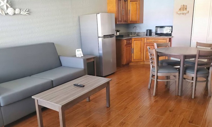 Vero Beach Hotel | Deluxe Suite w/Kitchen | Vero Beach Inn and Suites | with Outdoor Swimming Pool