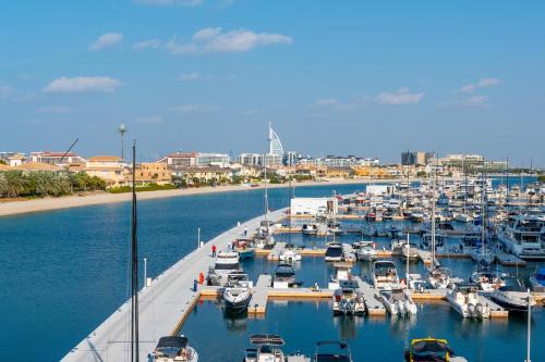 Palm Jumeirah Apartment | Deluxe Waterfront Unit in Heart Of Dubai Palm Jumeirah