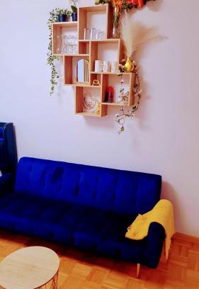 La Courneuve Apartment | Des studios idéaux pour les professionnels tramway devant l'immeuble