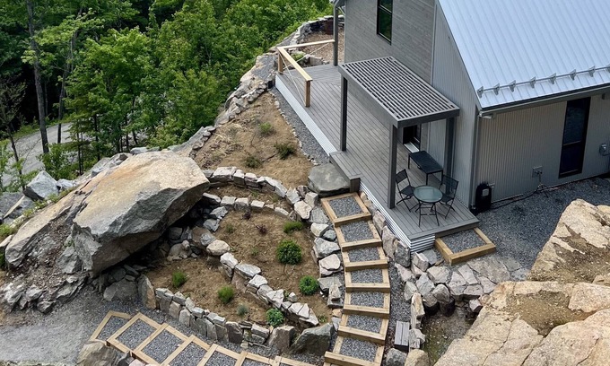 La Conception Cabin | Designer cabin perched above valley, boasts stunning panoramic views.