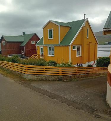 Trongisvagur Villa | Det lille gule hus