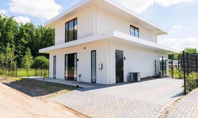 Municipality of Zeewolde House | Detached 10-person villa with fenced garden, trampoline, modern kitchen and private swimming dock
