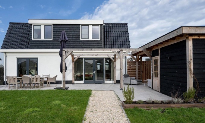 Roelofarendsveen House | Detached holiday villa by the water with spacious yard