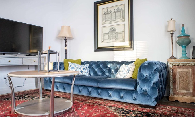 Burlington House | Detached Victorian Style Tiny Home - long stays U7