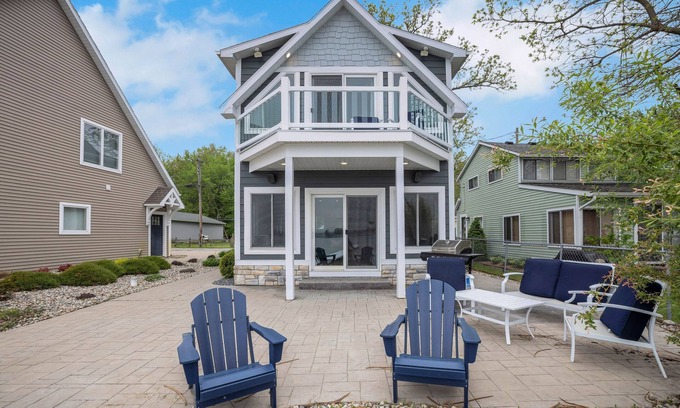 Manitou Beach-Devils Lake House | Devil's Lake Cove: Lakeside Living in Fall – Enjoy Scenic Views and Cozy Retreats!