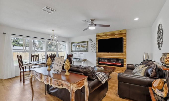 Azle House | DFW Modern Farmhouse Getaway Retreat Near Stockyards, Weddings and Lake