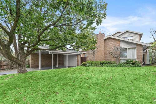 Vermont South House | Direct access to Park 4 Bedroom Nice House