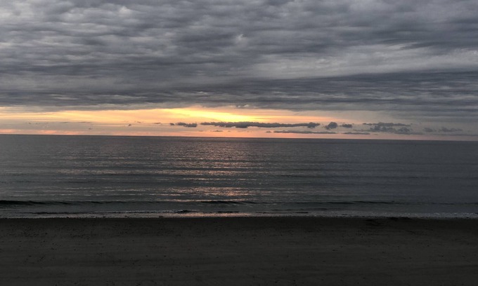 Hull Condo | Directly on the beach! Fully renovated and all amenitities