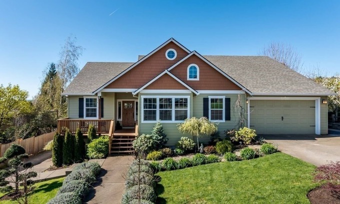 Dundee House | Discover Dundee Charm - Walk to Wine Tasting Rooms and Restaurants