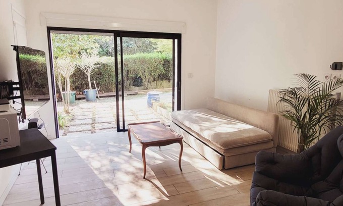 Le Plessis-Robinson Apartment | Discover our comfortable studio, nestled in a quiet neighborhood 20 minutes from Paris.