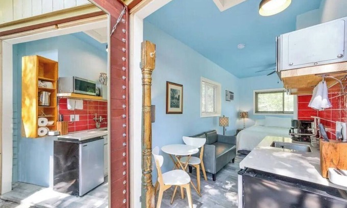 Windsor Park House | Discover UT Austin in just 6 mins! Cozy studio retreat awaits.