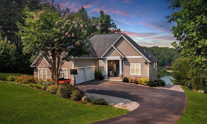 Goodview House | Dog & family friendly, SML VA, quiet cove, kayaks, swimming pool