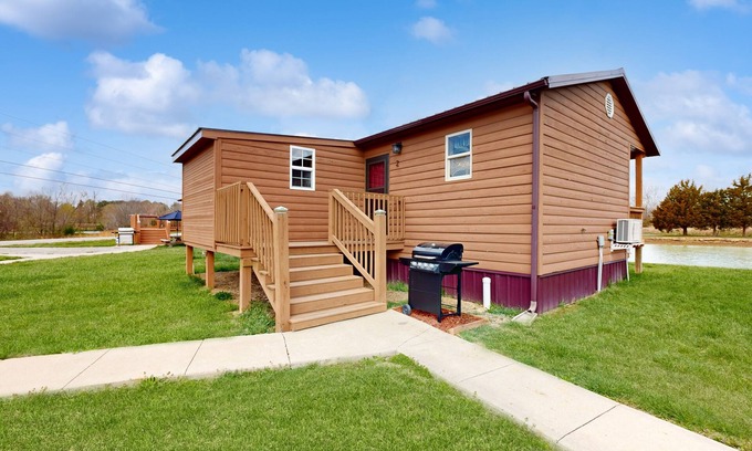 Murphysboro Cabin | Dog-friendly, lakefront cabin with porch, deck & firepit - near wineries, hiking