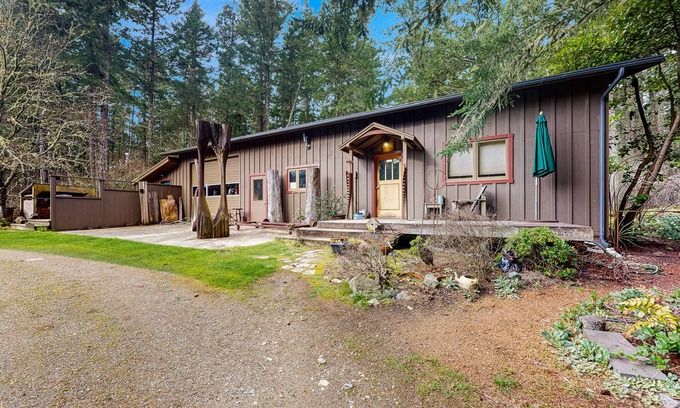 Eastsound Apartment | Dog-friendly studio w/kitchenette, WiFi, yard & fire pit