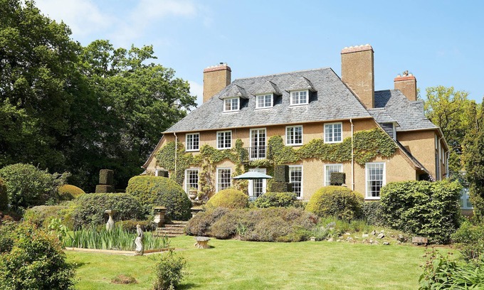 Trefnant Cottage | Dolbelidr is a charming Grade II arts and crafts style house set in the beautiful vale of Clwyd, mak