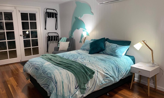 Paynesville Cottage | Dolphin Cottage: This cozy cottage is the perfect springboard to the Lakes