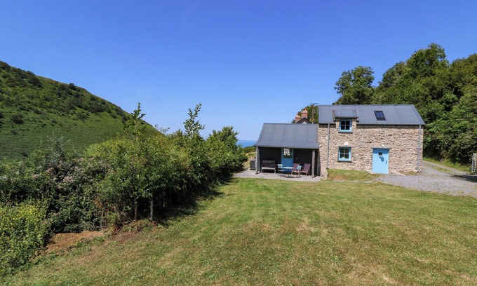 Llandyssiliogogo Cottage | DOLWYLAN BARN, pet friendly, character holiday cottage in New Quay