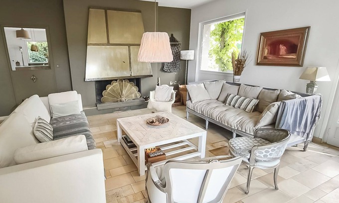 Anneyron House | Domaine "Les Sources". Family memories in a green setting