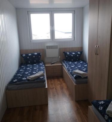 Grodzisk Mazowiecki Apartment | Domek - 2 Sypialnie, Kuchnia, Łazienka - 6 Osobowy N6 - FreezerHause Izdebno- NoclegiGrodziskPL 792-535-535