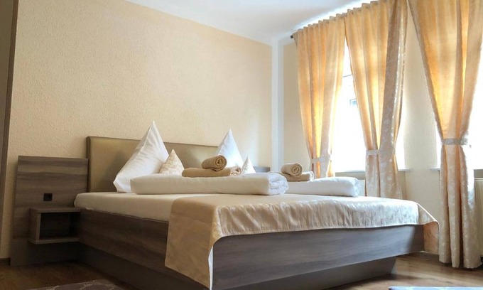 Adorf Apartment | Doppelzimmer mit Gemeinschaftsbad