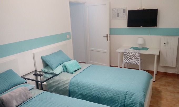 Ivrea House | Dora room/double single beds and shared bathroom - Ivrea la Bella - guest house