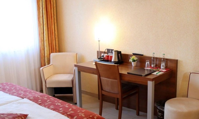 Meuspath House | Double room, shower or bath, WC - Land-gut-Hotel am Ring