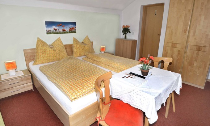 Thaur Apartment | Double room with shower and toilet 2 - Gästehaus Sonnenheim