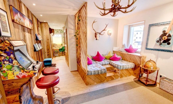 Medraz Apartment | Doug's funky ski/summer apmt w Poker, Bouldering etc