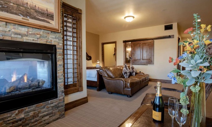 Jackson Hole Hotel | Downtown Jackson - Fireplace Suite