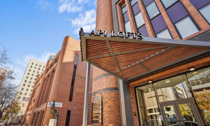 Rio Grande Apartment | Downtown SLC 1-bedroom Luxury Suite with free parking, fitness room and WiFi