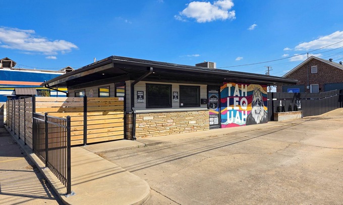 Tahlequah House | Downtown Tahlequah! Amazing Patio, Walkable to Restaurants/Bars, Wi-Fi +n