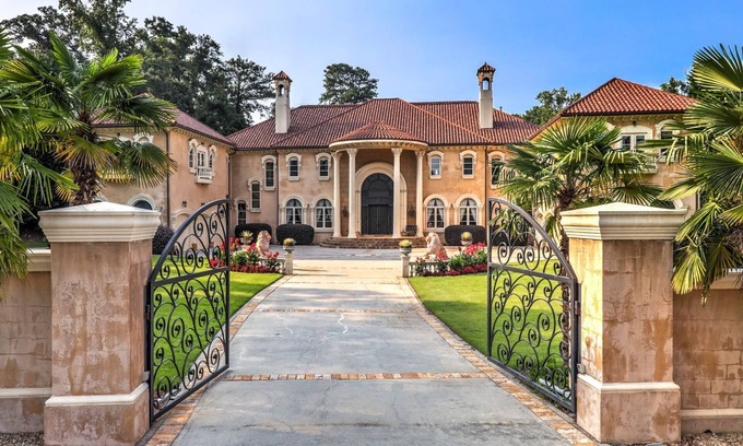 Sandy Springs House | Dream Mansion 10 BR + Pool/Hot Tub near DT Atlanta Long Term Rental