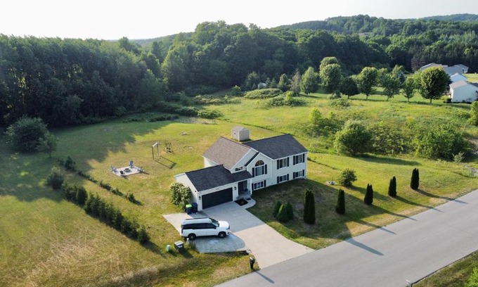 Traverse City Villa | Dream Palace with HOT TUB-Game Room-Fire Pit-5BR-3BA