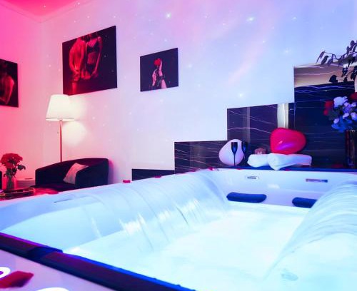 Forbach Apartment | Dream Room avec Jacuzzi, Sauna, Table de massage et Lit à eau