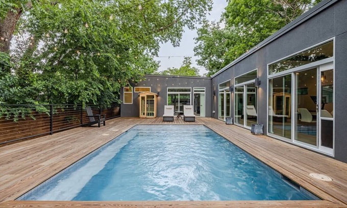 Galindo House | Dreamy Modern Retreat: Pool + Sauna: Mins from DT