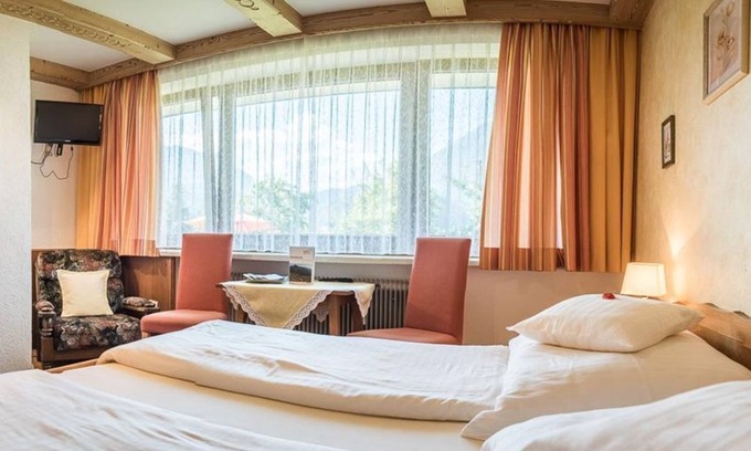 Buch in Tirol Cottage | Dreibettzimmer - Haus Christine