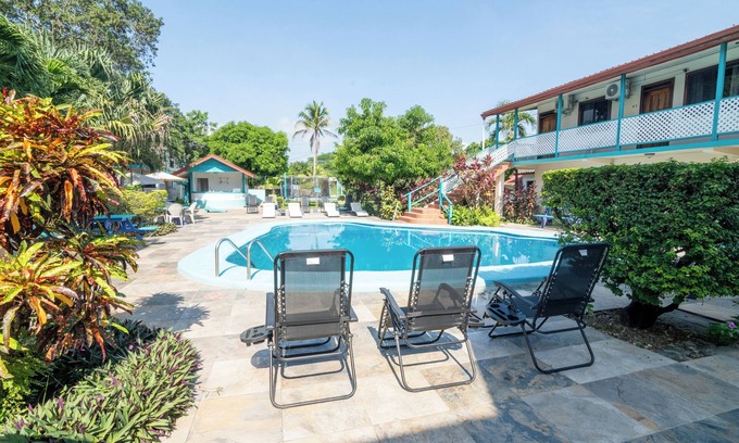 Santa Elena Hotel | Drift Inn Cayo