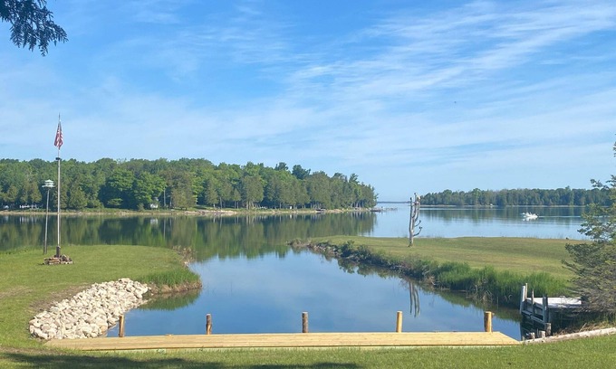 Drummond Cottage | Drummond Island Hotel & Vacation Homes - Paradise Rock