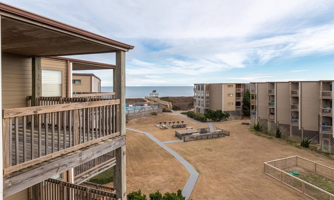 Duck Condo | Duckburgh - Ocean view, Updated, 2 min. walk to the beach