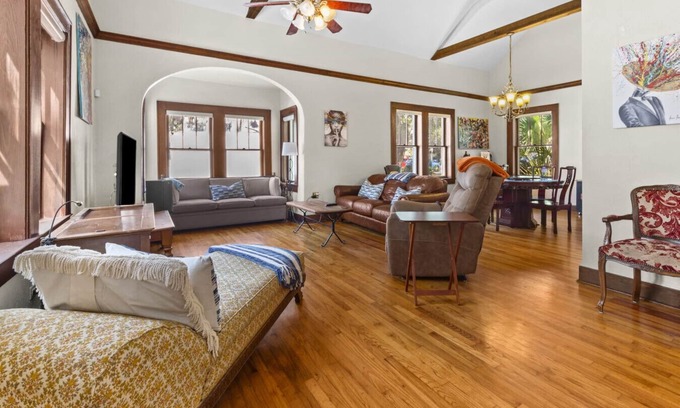 Duckpond Apartment | !Duckpond Charming 3 bed 2 bath house!