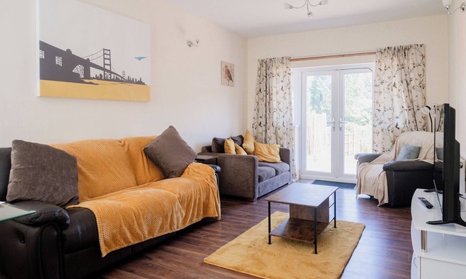 Dudley House | Dudley 6-Bed House, Sleeps 13 - Fams & Contractors