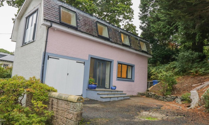 Rhu House | DUNAIVON COTTAGE, family friendly, with a garden in Rhu