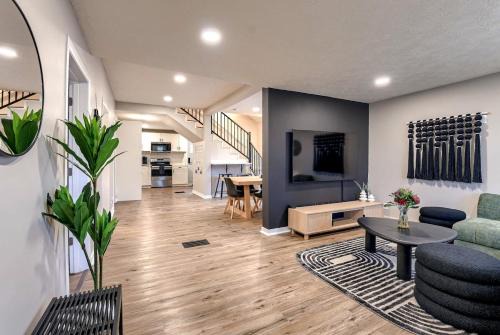 Dundee-Happy Hollow Historic District House | Dundee 3Br2Ba house sleeps 9 plus crib central Omaha