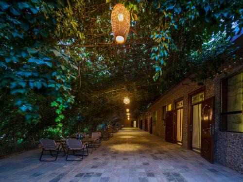 Mingsha Mountain and Crescent Spring House | Dunhuang Hu Yang Inn