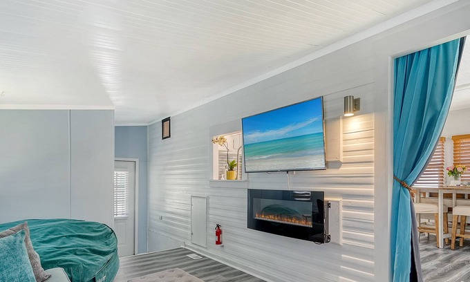 Palmetto House | E-Fireplace, Pools, Gym, Pool Tables, Pickleball, Ping Pong, No Cleaning Fee!